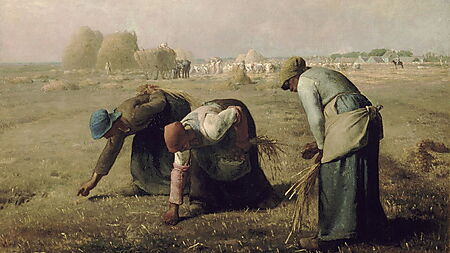 Drei Landarbeiterinnen sammeln gebückt Ähren auf einem abgeernteten Feld, während im Hintergrund eine reiche Ernte eingebracht wird.