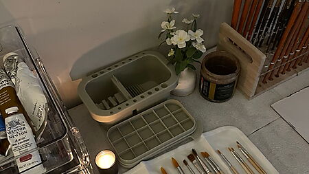 Vorbereiteter Maltisch mit Pinseln, Farben und Malmaterialien als einfacher Einstieg in eine regelmäßige Acrylmalroutine.