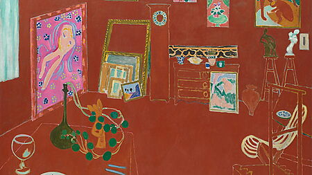Ein nahezu vollständig rot gemaltes Künstleratelier, in dem Möbel, Kunstwerke und Gegenstände nur durch feine Linien und einzelne Farbflächen sichtbar werden