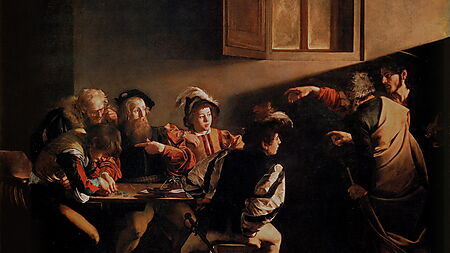 Caravaggios Gemälde „Die Berufung des heiligen Matthäus“ mit Christus, der in einem dunklen Raum auf eine Gruppe am Tisch weist