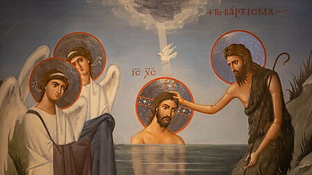 Orthodoxe Darstellung der Taufe Jesu mit Heiligenscheinen, Wasser, segnenden Gesten und einer Taube als christlichen Symbolen.