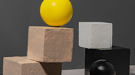 Geometrische Würfel und Kugeln, die durch Licht, Schatten und Überschneidungen räumlich wirken