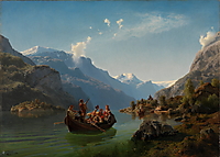 Ein festlich gekleideter Hochzeitszug fährt in einem Holzboot über einen Fjord; dahinter liegen hohe Berge, weitere Boote und eine Stabkirche.