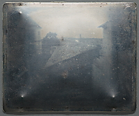 Frühe Heliografie von Niépce: schemenhafte Ansicht eines Hofes, von Gebäuden und Bäumen, aufgenommen aus einem Fenster in Le Gras.