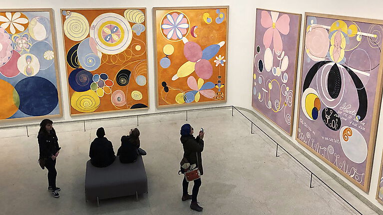 Ausstellungsansicht von Hilma af Klint's "The Ten Largest" im Solomon R. Guggenheim Museum in New York, 2018