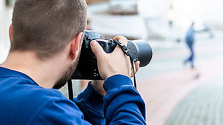 Straßen-Fotograf bei der Arbeit