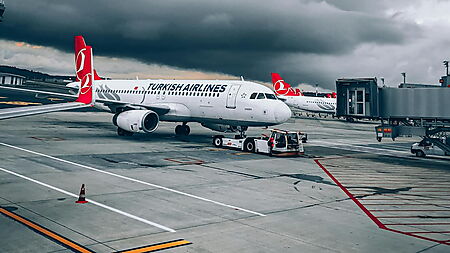 Flughafen vor einem herannahenden Unwetter