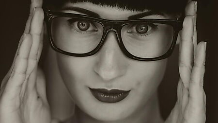 Frau trägt stylische Brille