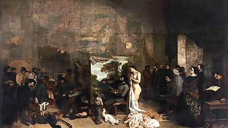 Gustave Courbet malt in der Mitte seines Ateliers an einer Landschaft; zahlreiche Menschen stehen zu beiden Seiten.