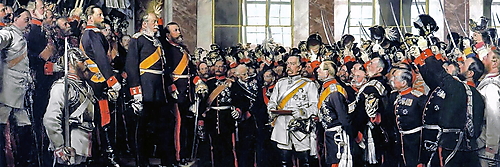 Anton von Werners Historiengemälde zeigt Wilhelm I. auf einem Podest im Spiegelsaal von Versailles, umgeben von Fürsten, Offizieren und Bismarck.
