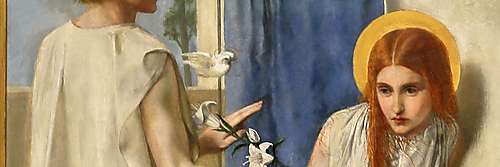 Maria sitzt in weißem Gewand auf einem schmalen Bett, während der weiß gekleidete Engel Gabriel ihr eine Lilie entgegenhält.