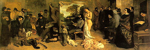 Gustave Courbet malt im Zentrum seines großen Ateliers eine Landschaft, umgeben von einem Kind, einem Modell und zahlreichen Menschen aus unterschiedlichen gesellschaftlichen Gruppen.