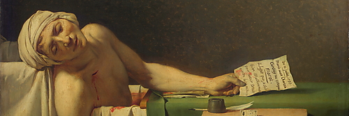 Der ermordete Jean-Paul Marat liegt mit einem Brief in der Hand in seiner Badewanne; neben ihm befinden sich Schreibzeug, eine Holzkiste und das blutige Messer.