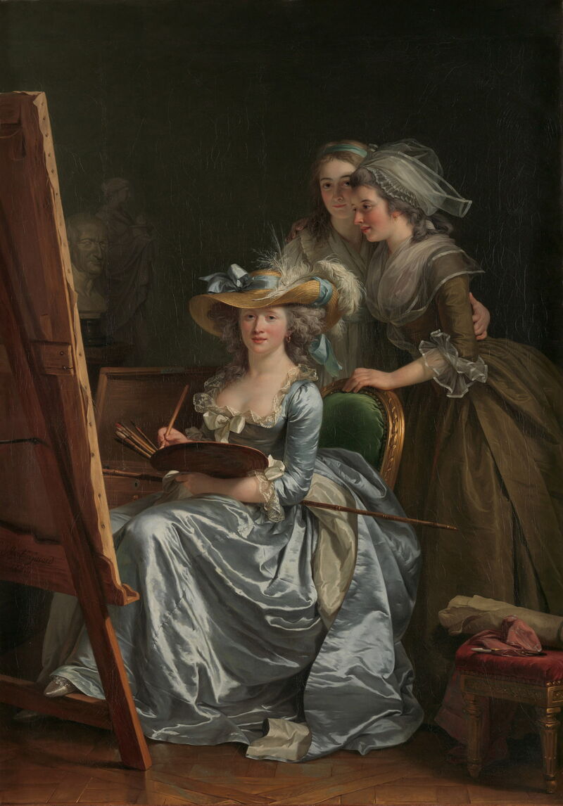 Adélaïde Labille-Guiard sitzt in einem silbrig-blauen Kleid mit Palette und Pinseln vor ihrer Staffelei, während zwei Schülerinnen hinter ihr stehen.