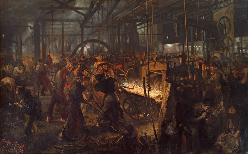 Arbeiter führen glühendes Eisen durch große Walzen; am Rand der dunklen Fabrikhalle waschen sich Männer und nehmen eine Mahlzeit ein.
