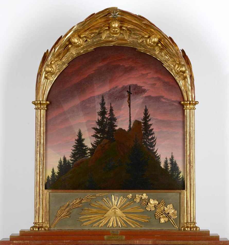 Caspar David Friedrichs Tetschener Altar mit einem Kruzifix auf einem bewaldeten Felsen vor dem rötlichen Abendhimmel