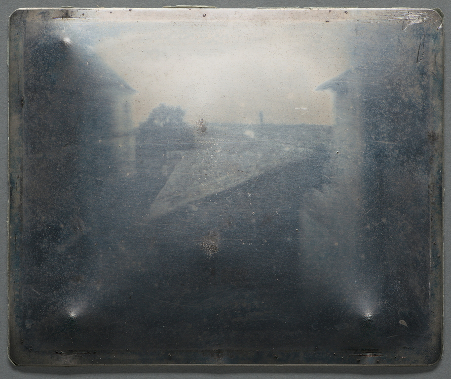 Frühe Heliografie von Niépce: schemenhafte Ansicht eines Hofes, von Gebäuden und Bäumen, aufgenommen aus einem Fenster in Le Gras.