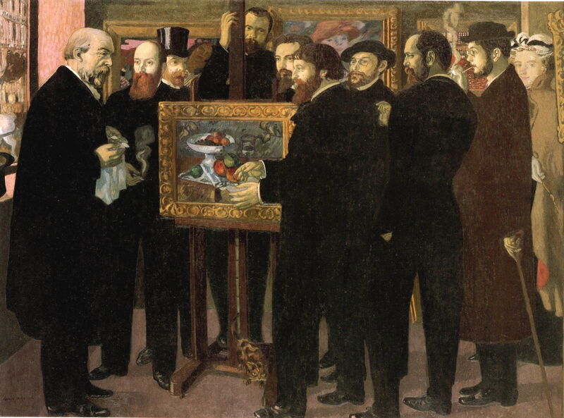 Maurice Denis zeigt zehn Personen in der Galerie Vollard, die sich um ein gerahmtes Stillleben Paul Cézannes auf einer Staffelei versammeln.