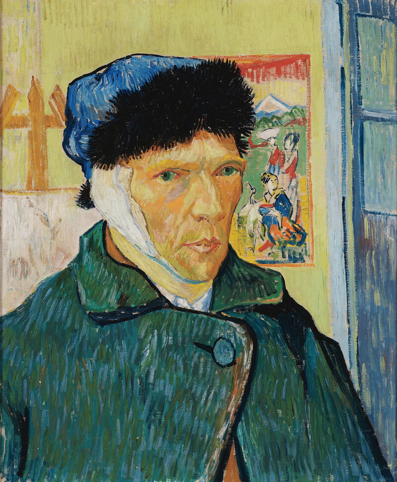 Vincent van Gogh mit blauem Pelzhut, weißem Verband um Ohr und Kinn sowie grünem Mantel; hinter ihm stehen eine Leinwand und ein japanischer Druck.
