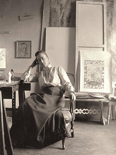 Hilma af Klint in ihrem Atelier in Stockholm um 1885.